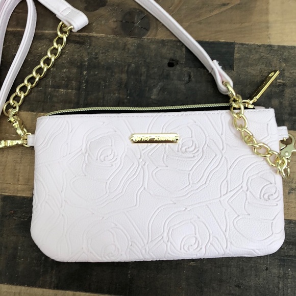 Blush Betsey Johnson charging bag - Picture 2 of 8